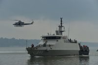 KRI Terapang bersama heli melaksanakan latihan evakuasi korban