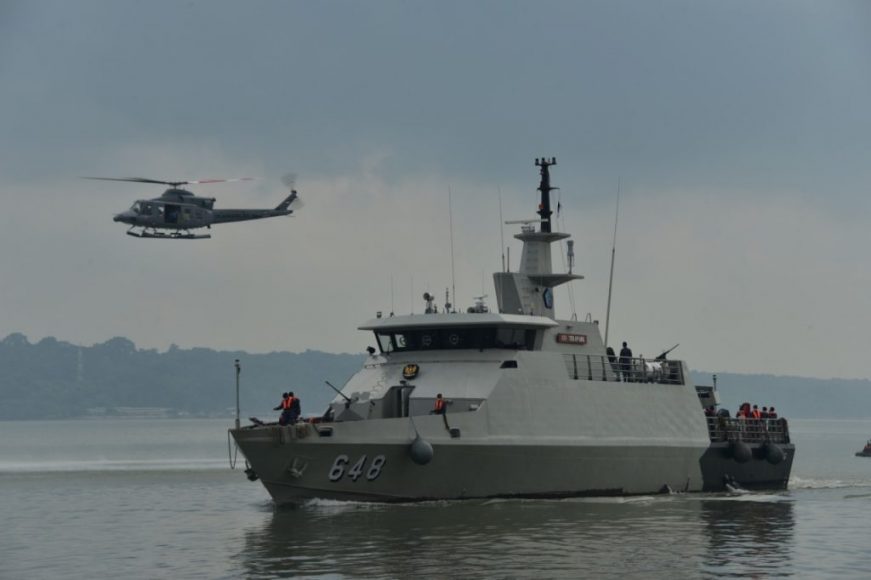 KRI Terapang bersama heli melaksanakan  latihan evakuasi korban