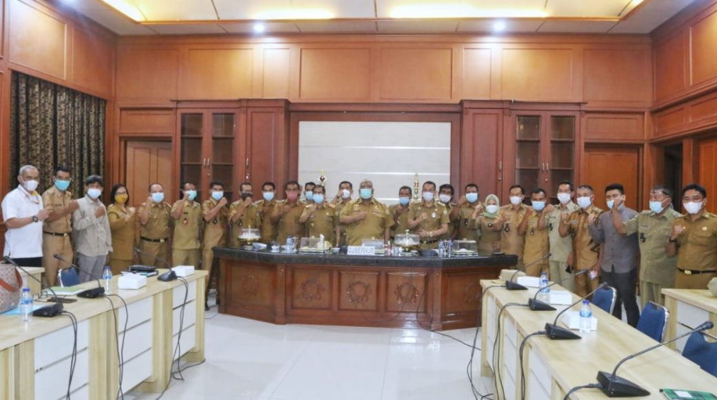 Gubernur Sultra saat foto bersama dengan kepala desa se kecamatan Moramo