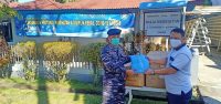 Komandan KRI HBS Letkol Laut ( P) Hafidz secara simbolis menyerahkan APD kepada Danlanal Tahuna Letkol Laut ( P) Sobarudin.