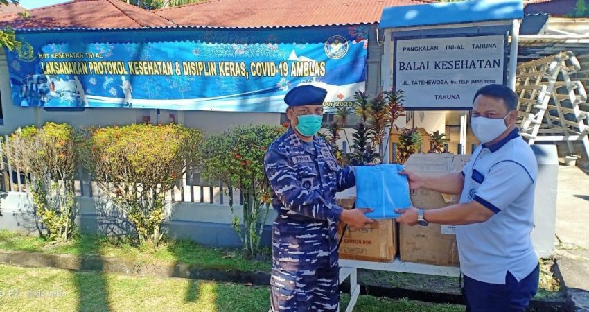 Komandan KRI HBS Letkol Laut ( P) Hafidz secara simbolis menyerahkan APD kepada Danlanal Tahuna Letkol Laut ( P) Sobarudin.