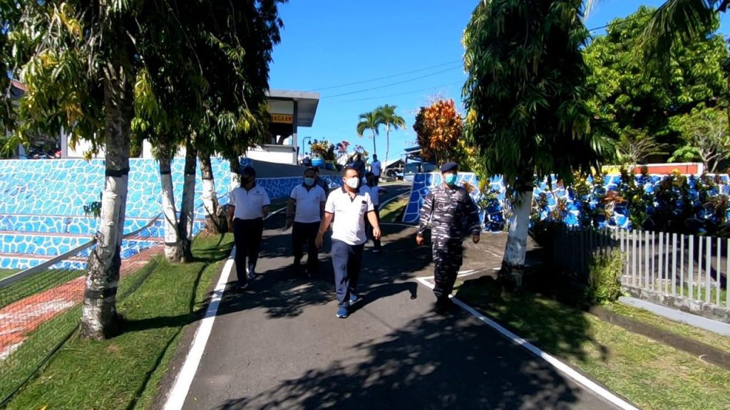 Dan KRI saat mengunjungi Mako Lanal Tahuna
