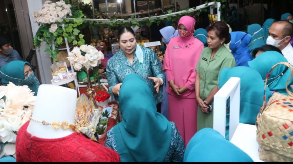 Agista Ariany saat meninjau stand pameran