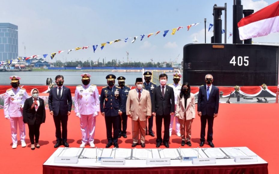 Foto bersama dengan latar KRI Alugoro- 405