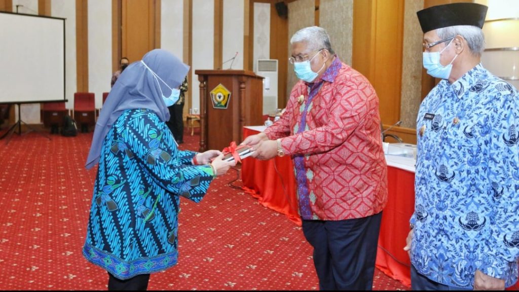 Gubernur berikan cinderamata ke wakil KPK RI