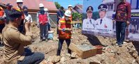 Foto Presiden Direktur PT. VALE Nicolas D. Kanter saat melakukan peletakan batu pertama gedung pemuda