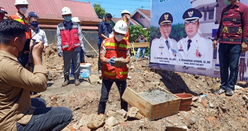 Foto Presiden Direktur PT. VALE Nicolas D. Kanter saat melakukan peletakan batu pertama gedung pemuda