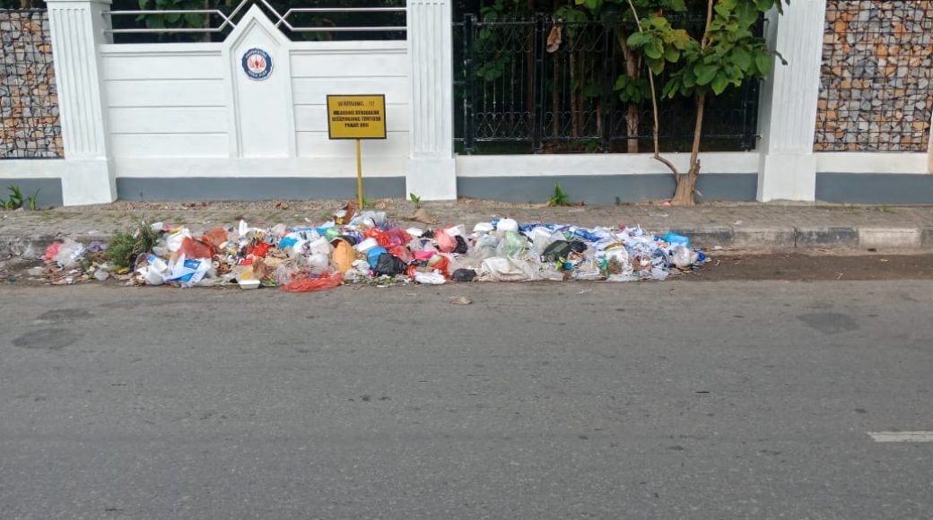 Indahnya Pagar Baru UHO Dihiasi Tumpukan Sampah