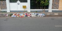 Indahnya Pagar Baru UHO Dihiasi Tumpukan Sampah