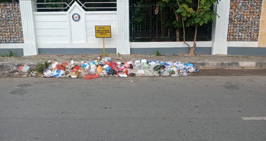Indahnya Pagar Baru UHO Dihiasi Tumpukan Sampah