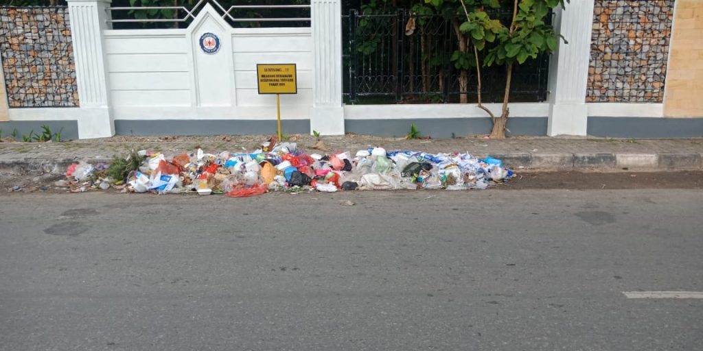 Indahnya Pagar Baru UHO Dihiasi Tumpukan Sampah