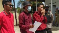 Massa aksi saat berorasi di depan kantor DPRD Konkep