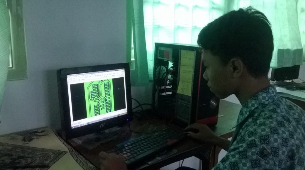 Siswa SMK Muhammadiyah Jepara praktek komputer