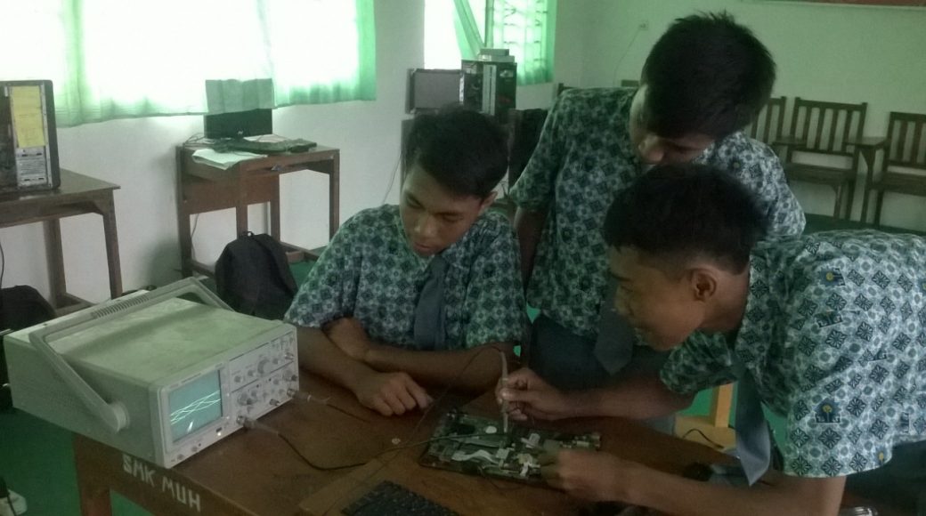 Praktek osciloscope siswa SMK Muhammadiyah Jepara