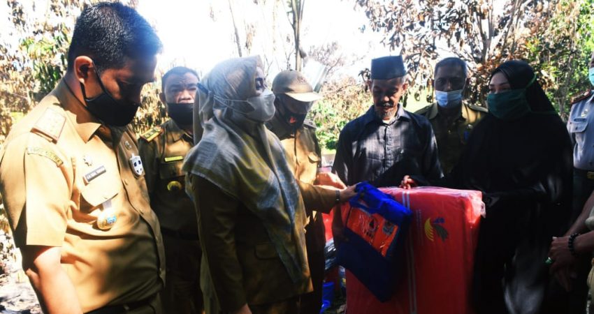 Pemda Koltim saat menyerahkan sejumlah bantuan kepada korban kebakaran