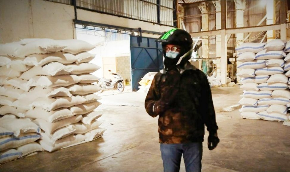 Wakil Bupati Konawe, Gusli Topan Sabara saat memeriksa langsung hasil panen petani