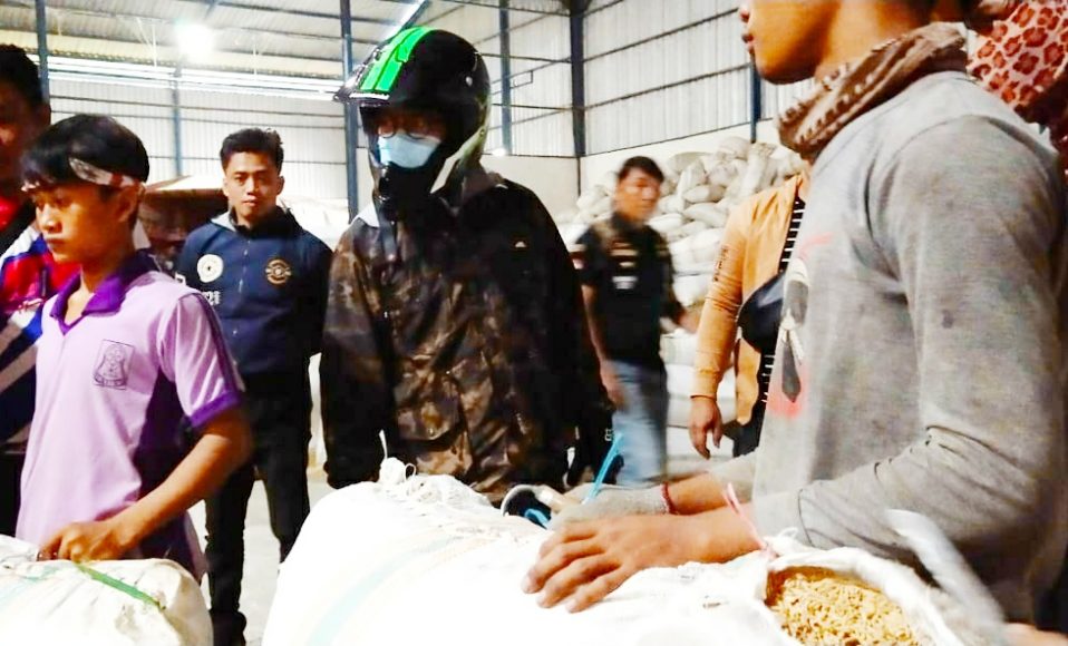 Gusli Topan Sabara saat turun langsung memeriksa hasil panen.