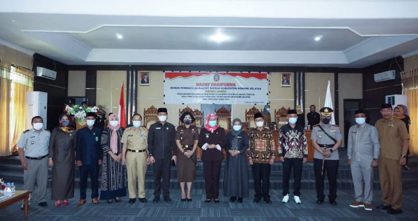 Foto bersama usai rapat paripurna