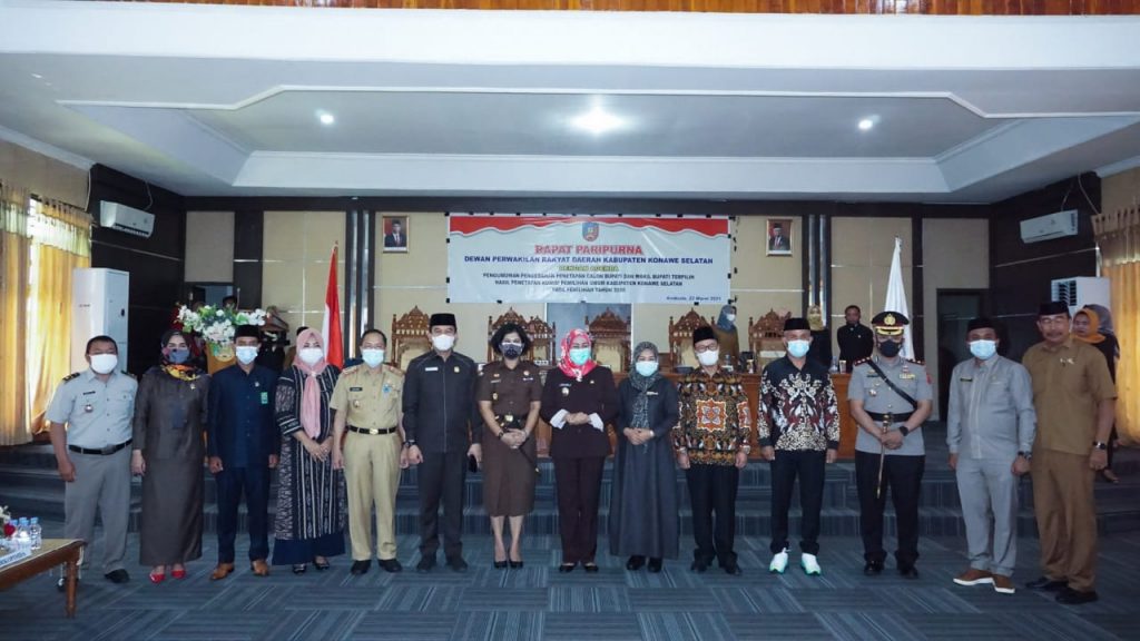 Foto bersama usai rapat paripurna