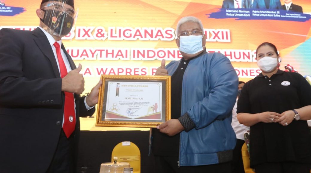 PBMI Beri Muaythai Award ke Gubernur dan Ketua KONI Sultra