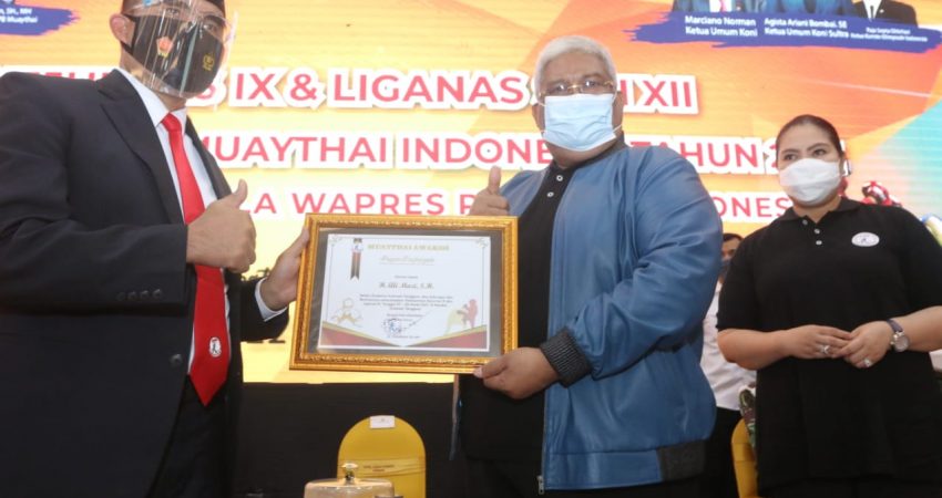 PBMI Beri Muaythai Award ke Gubernur dan Ketua KONI Sultra