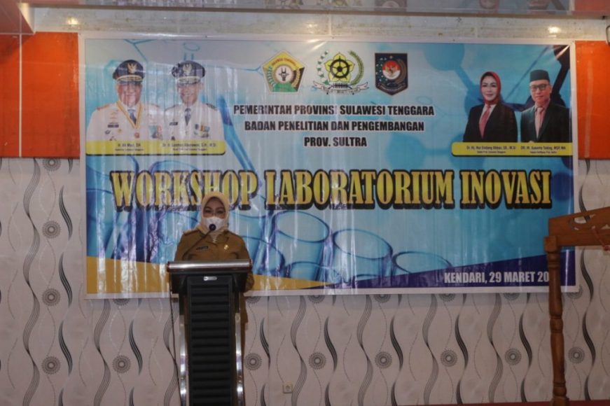 Sekda Sultra, Dr. Hj. Nur Endang Abbas, SE., M.Si., saat memberikan sambutan pada acara Workshop Laboratorium Inovasi