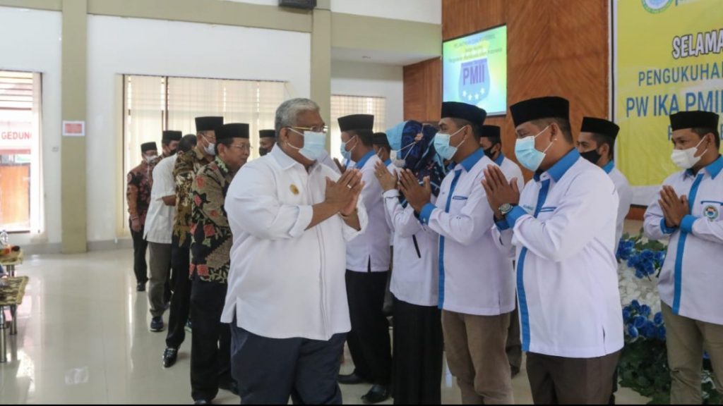Penyambutan Gubernur Sultra bersama rombongan saat tiba di tempat pengukuhan