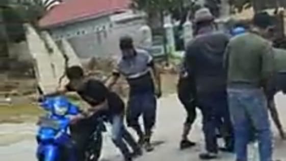 Laka tunggal akibat ceceran pasir di Mapolsek Katobu