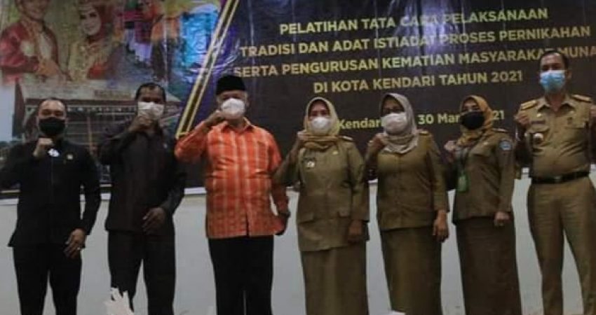 Foto bersama usai acara pembukaan prosesi adat istiadat masyarakat Muna
