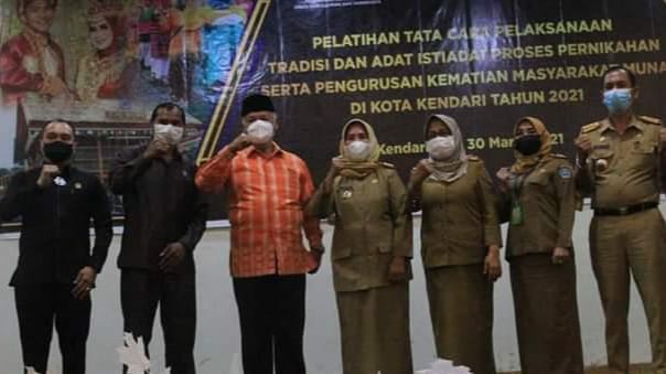 Foto bersama usai acara pembukaan prosesi adat istiadat masyarakat Muna