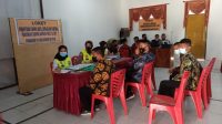 Suasana pemeriksaan berkas calon peserta