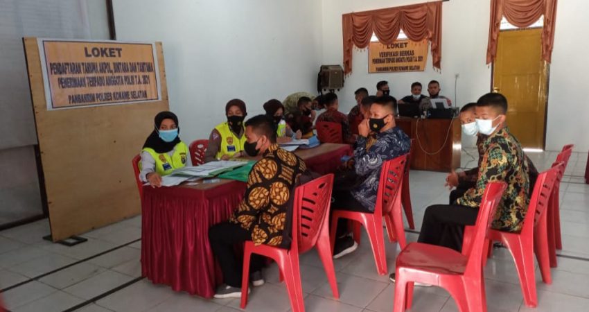 Suasana pemeriksaan berkas calon peserta