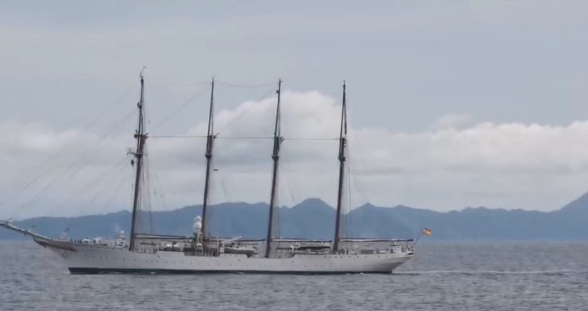 KRI Hasan Basri-382 Sambut Kapal Latih Angkatan Laut Spanyol di Laut Sulawesi