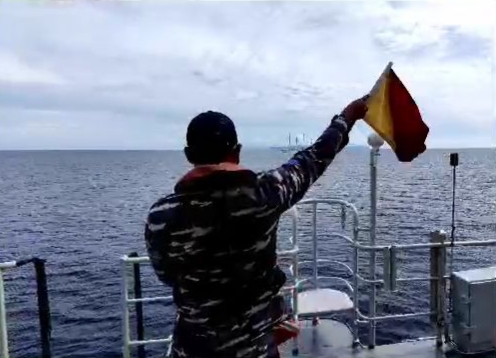Prajurit KRI Hasan Basri mengirim sandi lewat semaphore