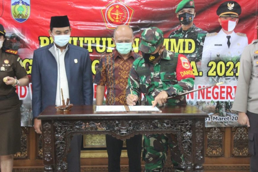 Dandim Jepara menandatangani penutupan TMMD