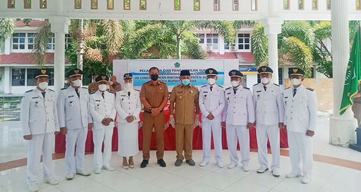 Bupati Konawe saat foto bersama Perdinan Sapan (Sekda) dan Delapan orang Camat