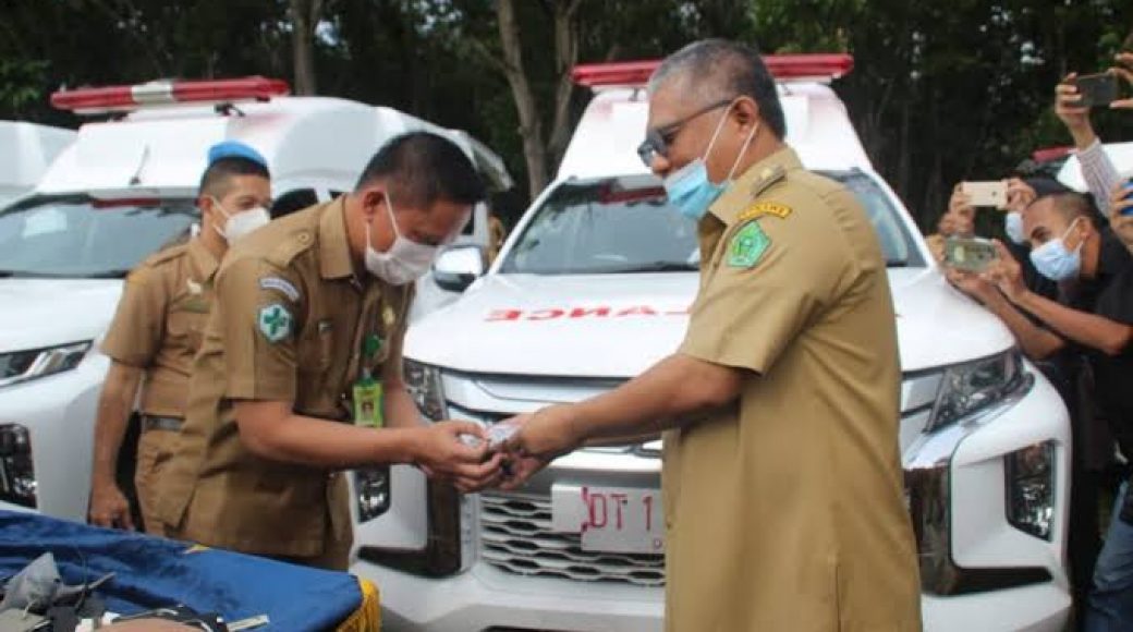 Bupati Konawe Bagikan Enam Unit Mobil Ambulans