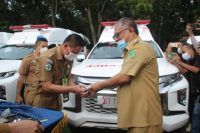 Bupati Konawe saat menyerahkan kunci mobil ambulans