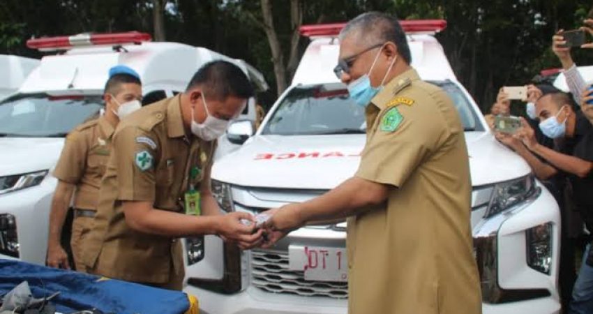 Bupati Konawe saat menyerahkan kunci mobil ambulans