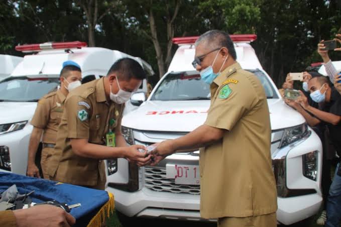 Bupati Konawe saat menyerahkan kunci mobil ambulans