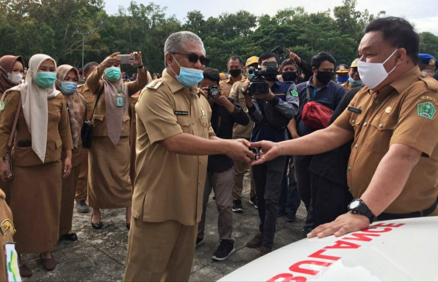 Penyerahan kunci mobil ambulans kepada kepala puskesmas.