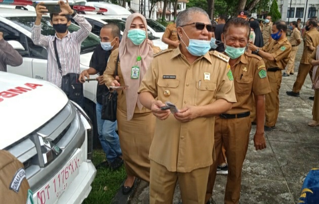 Suasana pembagian mobil ambulans oleh Bupati Konawe