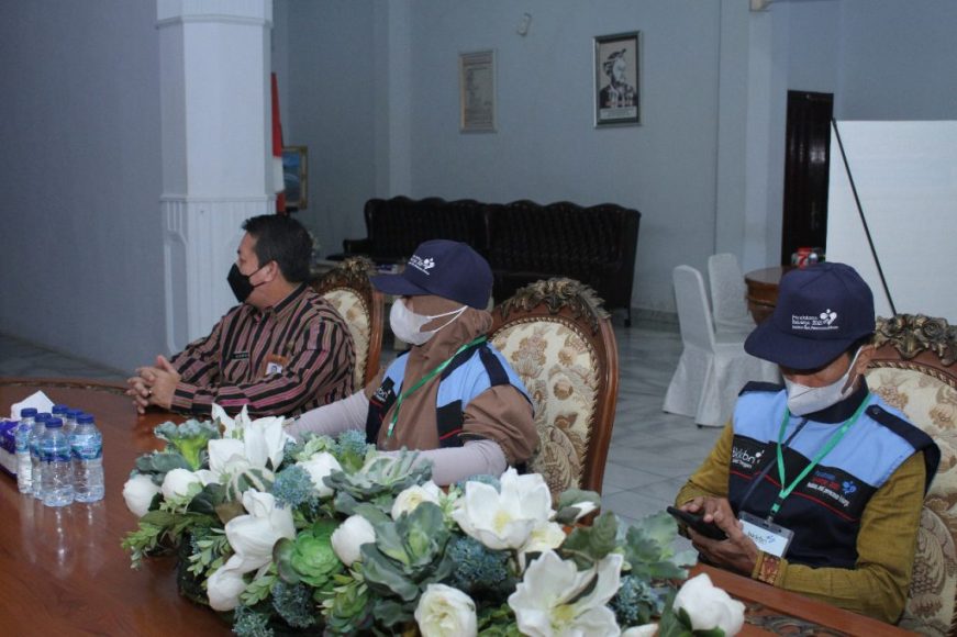 Kepala BKKBN sultra bersama tim pendataannya saat menyambangi Gubernur