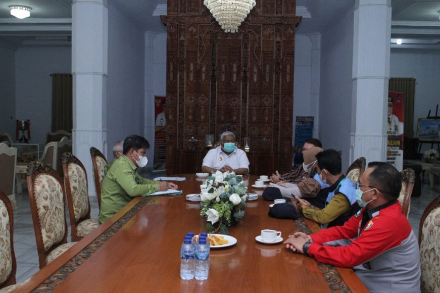 Gubernur Sultra saat bersama tim Pendataan dari BKKBN