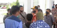 Massa aksi yang diterima oleh Kabag Hukum Sekretariat DPRD Kendari