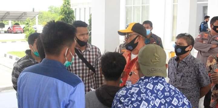 Massa aksi yang diterima oleh Kabag Hukum Sekretariat DPRD Kendari