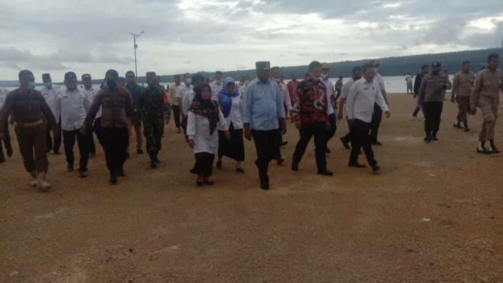 Bupati Buteng, Samahuddin bersama rombongan saat melakukan peninjauan di lokasi pembangunan dermaga feri Tolandona