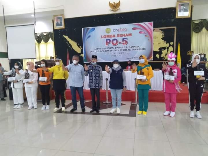 Foto bersama Wali Kota Baubau dan pemenang lomba senam PO 5