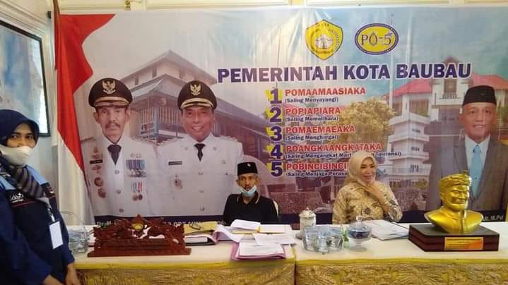 Wali Kota Baubau AS Tamrin bersama Kadis PP dan KB Kota Baubau, Suarmawati