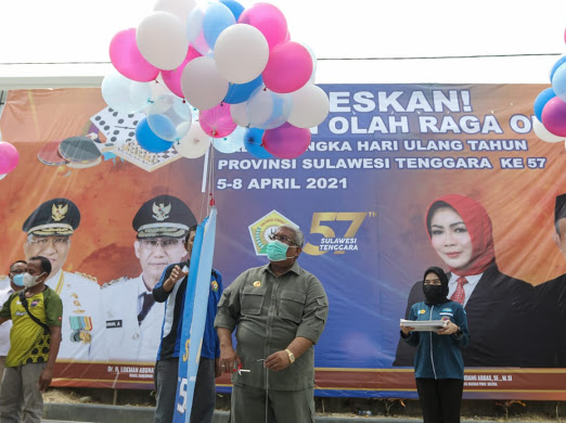 Gubernur saat melepas balon ke udara sebagai tanpa pembukaan HUT Sultra ke-57